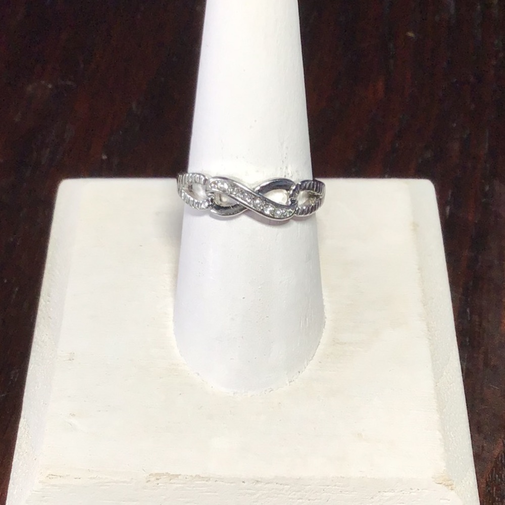 Stunning 18k White Gold Plated Infinity Ring
